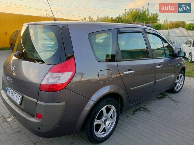 Серый Рено Гранд Сценик, объемом двигателя 1.6 л и пробегом 400 тыс. км за 4500 $, фото 17 на Automoto.ua