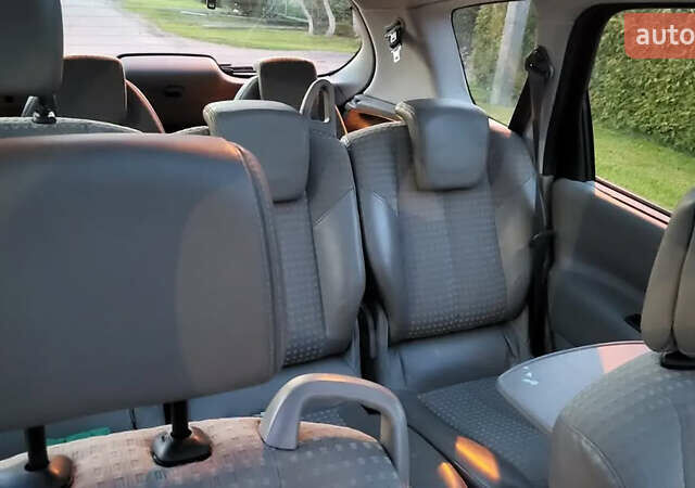 Серый Рено Гранд Сценик, объемом двигателя 2 л и пробегом 276 тыс. км за 5000 $, фото 3 на Automoto.ua