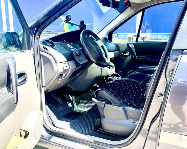 Серый Рено Гранд Сценик, объемом двигателя 2 л и пробегом 317 тыс. км за 5300 $, фото 11 на Automoto.ua