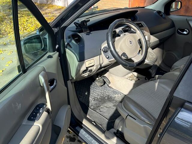 Серый Рено Гранд Сценик, объемом двигателя 2 л и пробегом 207 тыс. км за 5000 $, фото 5 на Automoto.ua