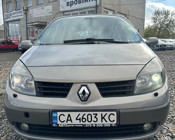 Серый Рено Гранд Сценик, объемом двигателя 2 л и пробегом 274 тыс. км за 4700 $, фото 2 на Automoto.ua