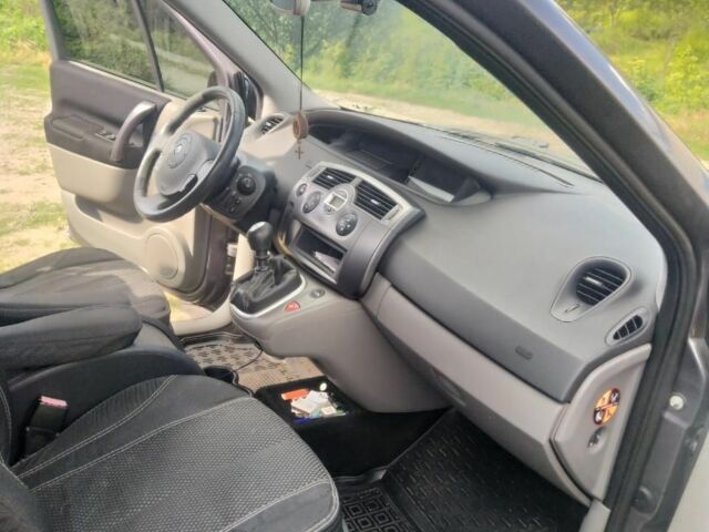 Серый Рено Гранд Сценик, объемом двигателя 2 л и пробегом 237 тыс. км за 5500 $, фото 16 на Automoto.ua