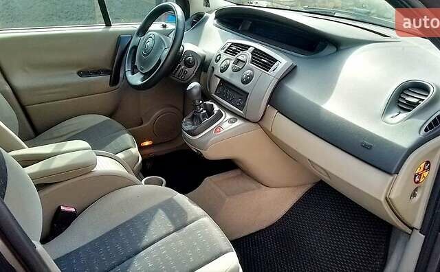 Серый Рено Гранд Сценик, объемом двигателя 2 л и пробегом 271 тыс. км за 4800 $, фото 3 на Automoto.ua