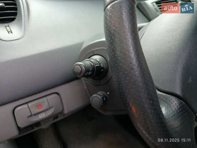 Серый Рено Гранд Сценик, объемом двигателя 2 л и пробегом 235 тыс. км за 5800 $, фото 19 на Automoto.ua