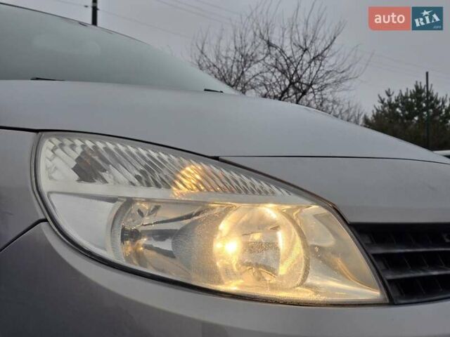 Серый Рено Гранд Сценик, объемом двигателя 2 л и пробегом 274 тыс. км за 5499 $, фото 3 на Automoto.ua