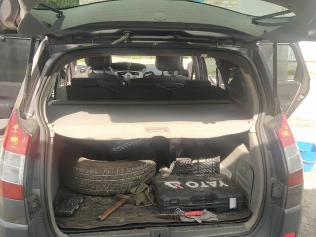 Серый Рено Гранд Сценик, объемом двигателя 2 л и пробегом 237 тыс. км за 5500 $, фото 13 на Automoto.ua