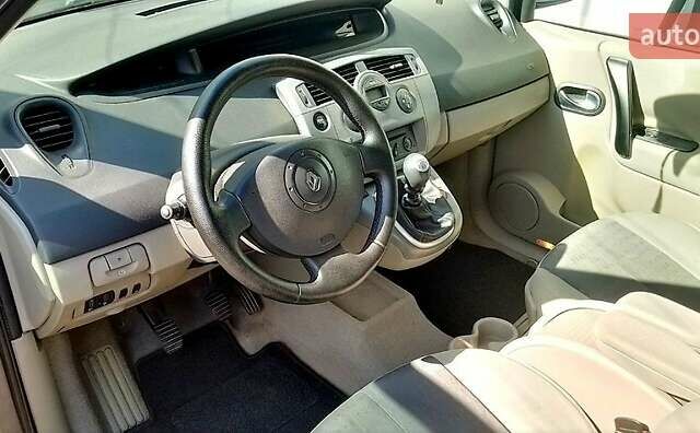 Серый Рено Гранд Сценик, объемом двигателя 2 л и пробегом 271 тыс. км за 4800 $, фото 5 на Automoto.ua