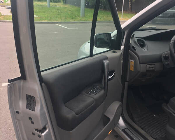 Серый Рено Гранд Сценик, объемом двигателя 2 л и пробегом 249 тыс. км за 4200 $, фото 5 на Automoto.ua