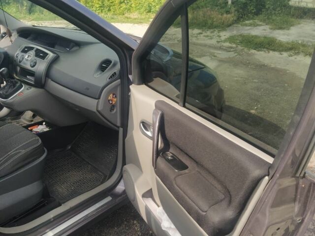 Серый Рено Гранд Сценик, объемом двигателя 2 л и пробегом 237 тыс. км за 5500 $, фото 17 на Automoto.ua