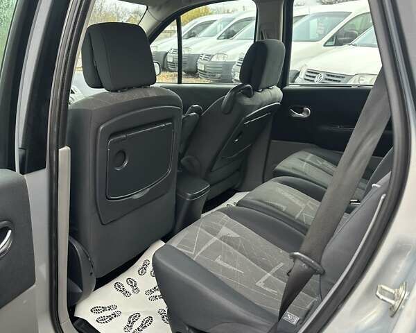 Серый Рено Гранд Сценик, объемом двигателя 2 л и пробегом 274 тыс. км за 4700 $, фото 11 на Automoto.ua