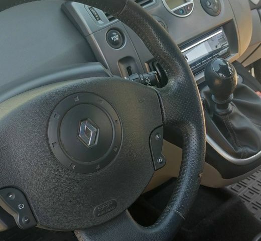 Серый Рено Гранд Сценик, объемом двигателя 2 л и пробегом 300 тыс. км за 4400 $, фото 1 на Automoto.ua