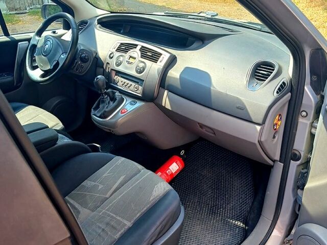 Серый Рено Гранд Сценик, объемом двигателя 1.9 л и пробегом 230 тыс. км за 3650 $, фото 5 на Automoto.ua