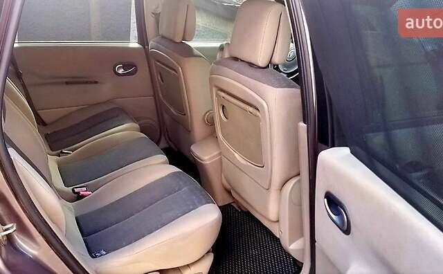 Серый Рено Гранд Сценик, объемом двигателя 2 л и пробегом 271 тыс. км за 4800 $, фото 4 на Automoto.ua