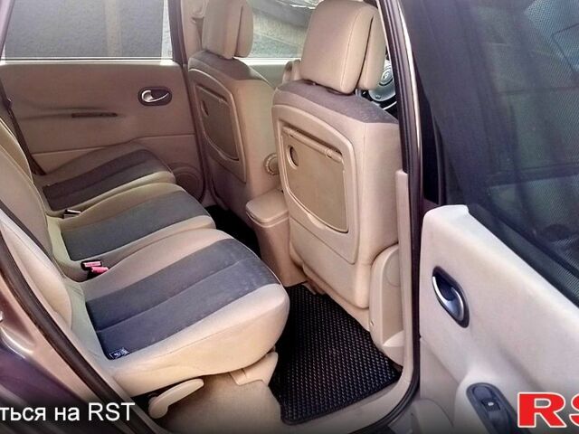 Серый Рено Гранд Сценик, объемом двигателя 2 л и пробегом 271 тыс. км за 4800 $, фото 5 на Automoto.ua