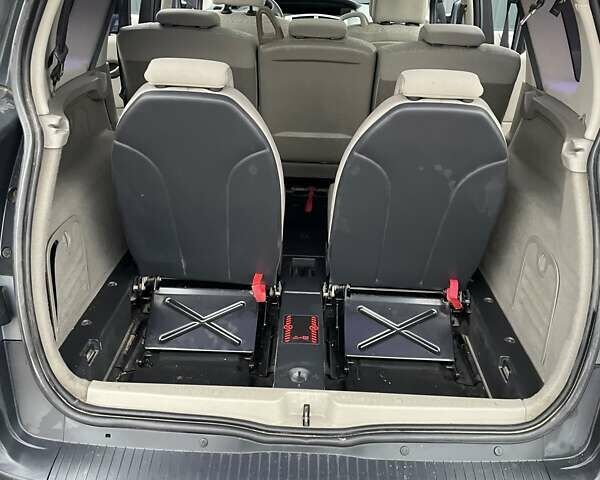 Серый Рено Гранд Сценик, объемом двигателя 2 л и пробегом 282 тыс. км за 5000 $, фото 16 на Automoto.ua