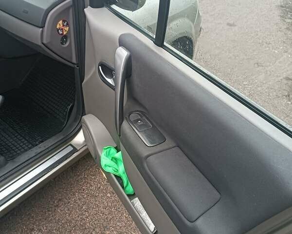 Серый Рено Гранд Сценик, объемом двигателя 1.6 л и пробегом 237 тыс. км за 4800 $, фото 11 на Automoto.ua