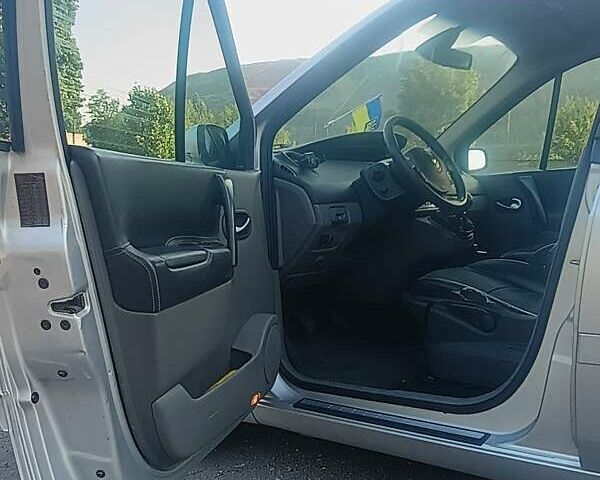 Серый Рено Гранд Сценик, объемом двигателя 1.9 л и пробегом 300 тыс. км за 4700 $, фото 3 на Automoto.ua