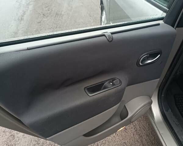 Серый Рено Гранд Сценик, объемом двигателя 1.6 л и пробегом 237 тыс. км за 4800 $, фото 15 на Automoto.ua