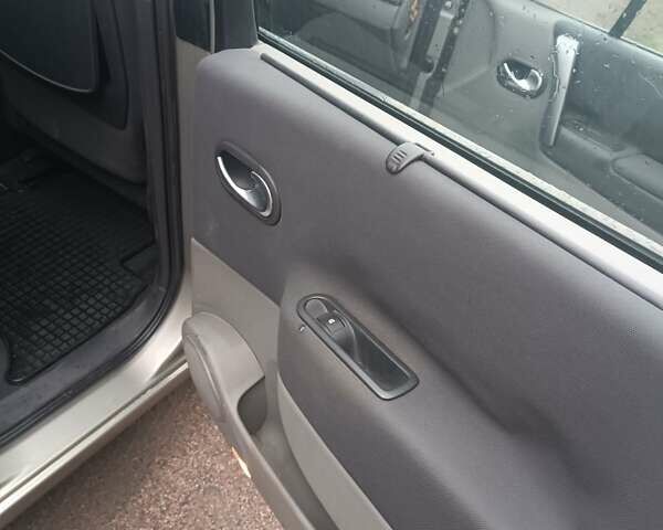 Серый Рено Гранд Сценик, объемом двигателя 1.6 л и пробегом 237 тыс. км за 4800 $, фото 13 на Automoto.ua