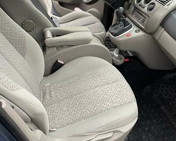 Серый Рено Гранд Сценик, объемом двигателя 2 л и пробегом 282 тыс. км за 5000 $, фото 3 на Automoto.ua