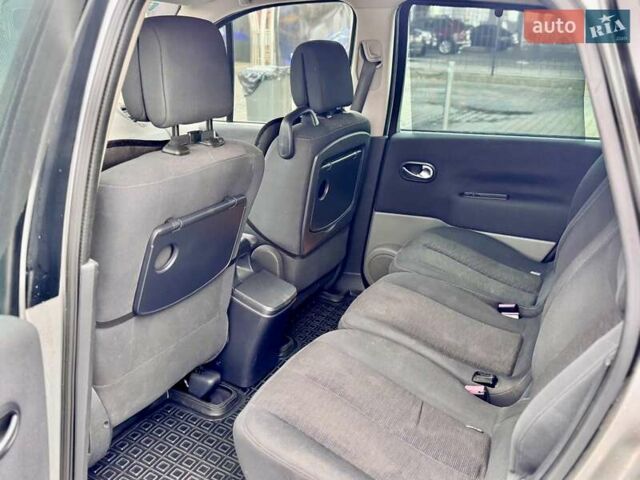 Серый Рено Гранд Сценик, объемом двигателя 1.9 л и пробегом 247 тыс. км за 6400 $, фото 39 на Automoto.ua