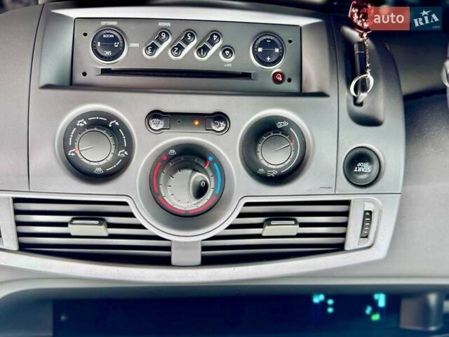 Серый Рено Гранд Сценик, объемом двигателя 1.9 л и пробегом 247 тыс. км за 6400 $, фото 57 на Automoto.ua