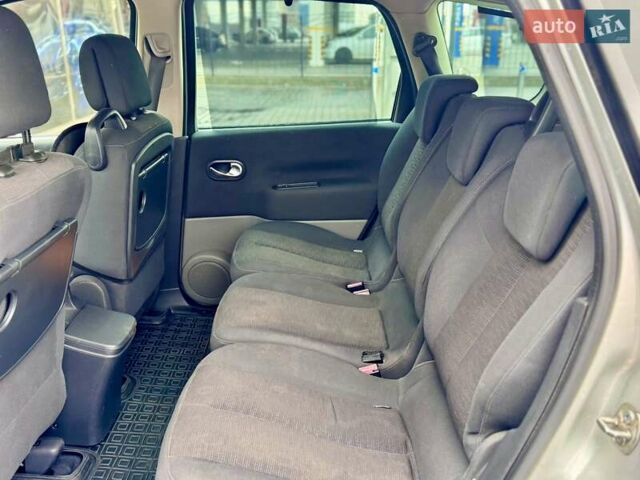 Серый Рено Гранд Сценик, объемом двигателя 1.9 л и пробегом 247 тыс. км за 6400 $, фото 40 на Automoto.ua