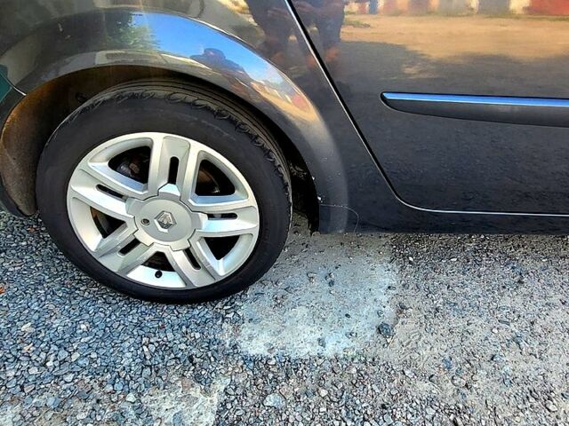 Серый Рено Гранд Сценик, объемом двигателя 2 л и пробегом 218 тыс. км за 6400 $, фото 11 на Automoto.ua