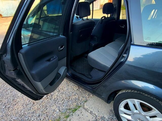 Серый Рено Гранд Сценик, объемом двигателя 2 л и пробегом 218 тыс. км за 6400 $, фото 7 на Automoto.ua