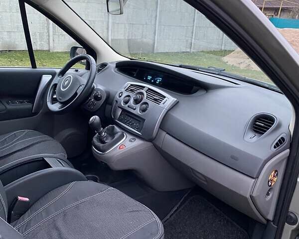 Серый Рено Гранд Сценик, объемом двигателя 1.5 л и пробегом 200 тыс. км за 5500 $, фото 5 на Automoto.ua