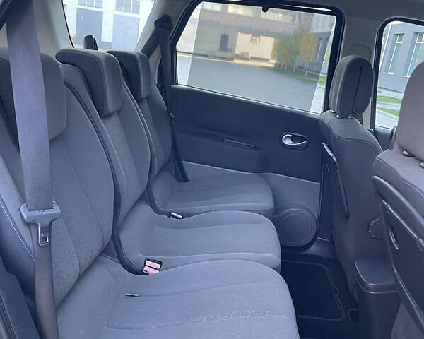 Серый Рено Гранд Сценик, объемом двигателя 1.6 л и пробегом 198 тыс. км за 5950 $, фото 24 на Automoto.ua