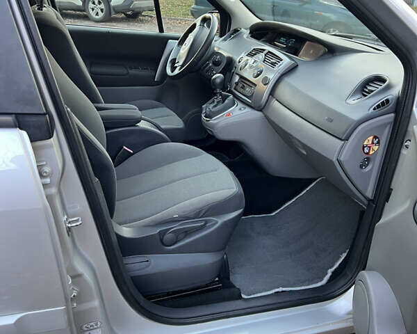 Серый Рено Гранд Сценик, объемом двигателя 2 л и пробегом 235 тыс. км за 4600 $, фото 32 на Automoto.ua