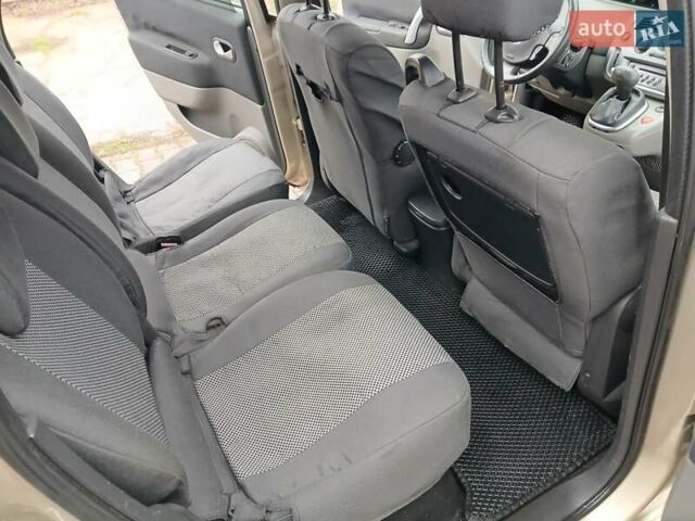 Серый Рено Гранд Сценик, объемом двигателя 1.6 л и пробегом 233 тыс. км за 3599 $, фото 6 на Automoto.ua