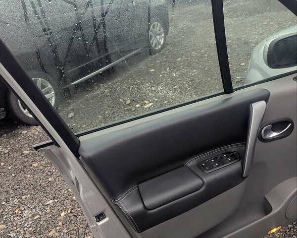 Серый Рено Гранд Сценик, объемом двигателя 2 л и пробегом 220 тыс. км за 5200 $, фото 22 на Automoto.ua