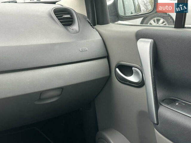 Серый Рено Гранд Сценик, объемом двигателя 1.6 л и пробегом 187 тыс. км за 5400 $, фото 29 на Automoto.ua