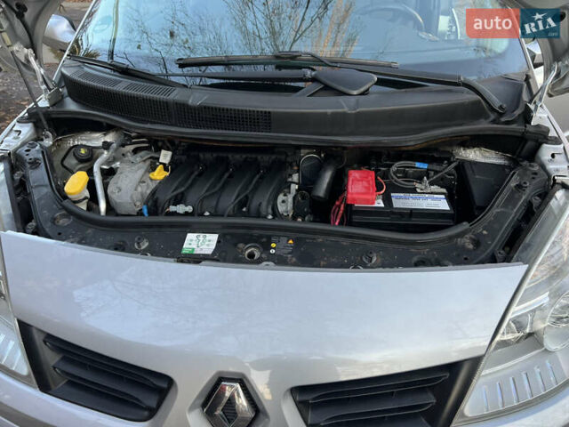 Серый Рено Гранд Сценик, объемом двигателя 2 л и пробегом 235 тыс. км за 4600 $, фото 60 на Automoto.ua