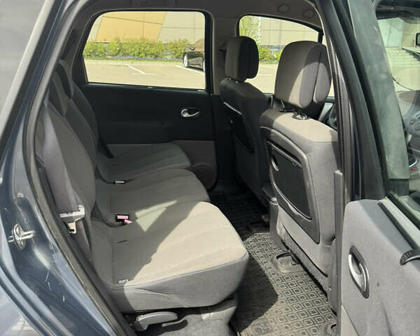 Серый Рено Гранд Сценик, объемом двигателя 1.9 л и пробегом 380 тыс. км за 4800 $, фото 15 на Automoto.ua