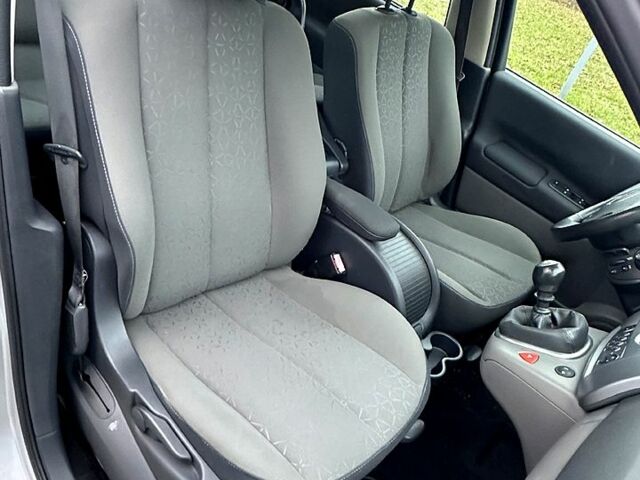 Серый Рено Гранд Сценик, объемом двигателя 1.6 л и пробегом 187 тыс. км за 5700 $, фото 11 на Automoto.ua