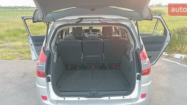 Сірий Рено Гранд Сценік, об'ємом двигуна 2 л та пробігом 75 тис. км за 6500 $, фото 5 на Automoto.ua