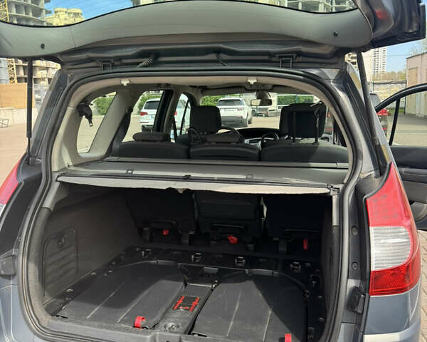 Серый Рено Гранд Сценик, объемом двигателя 1.9 л и пробегом 380 тыс. км за 4800 $, фото 17 на Automoto.ua