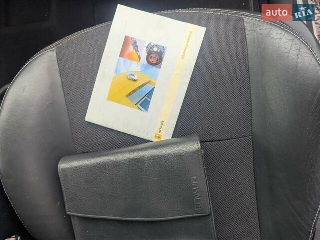 Серый Рено Гранд Сценик, объемом двигателя 2 л и пробегом 220 тыс. км за 5200 $, фото 32 на Automoto.ua