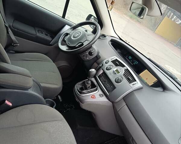 Серый Рено Гранд Сценик, объемом двигателя 1.5 л и пробегом 269 тыс. км за 5500 $, фото 10 на Automoto.ua