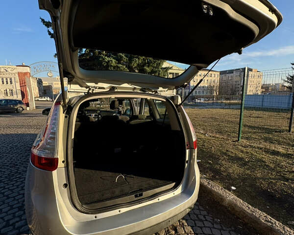 Сірий Рено Гранд Сценік, об'ємом двигуна 2 л та пробігом 216 тис. км за 6900 $, фото 16 на Automoto.ua