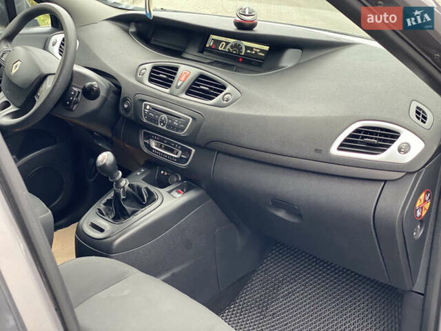 Серый Рено Гранд Сценик, объемом двигателя 1.46 л и пробегом 243 тыс. км за 6900 $, фото 15 на Automoto.ua