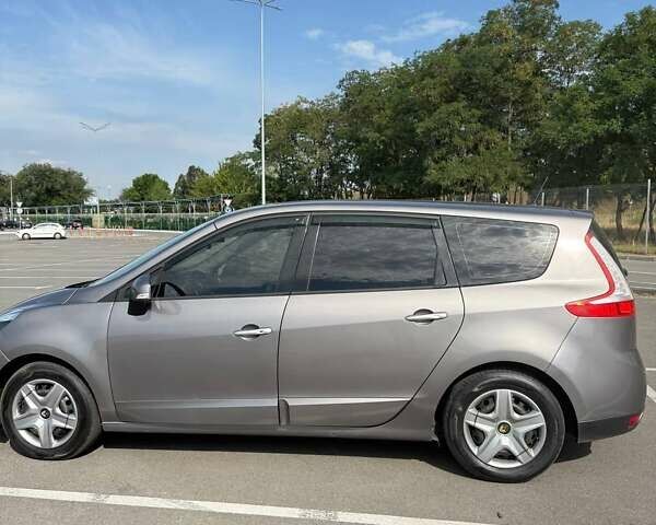 Серый Рено Гранд Сценик, объемом двигателя 1.4 л и пробегом 248 тыс. км за 9000 $, фото 11 на Automoto.ua