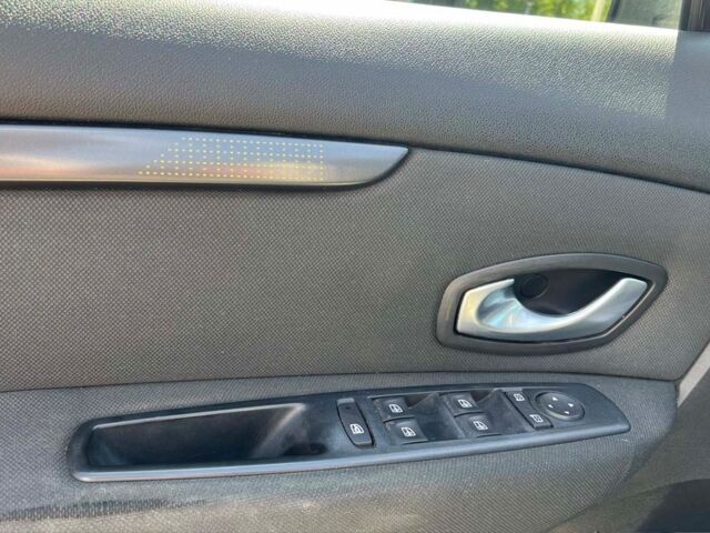 Серый Рено Гранд Сценик, объемом двигателя 1.9 л и пробегом 260 тыс. км за 7250 $, фото 11 на Automoto.ua