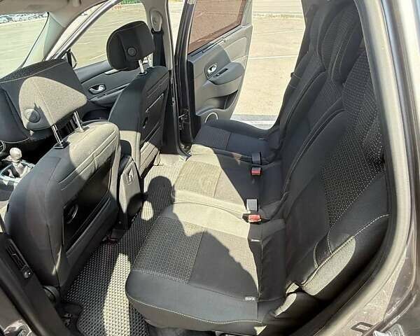 Серый Рено Гранд Сценик, объемом двигателя 1.4 л и пробегом 248 тыс. км за 9000 $, фото 30 на Automoto.ua