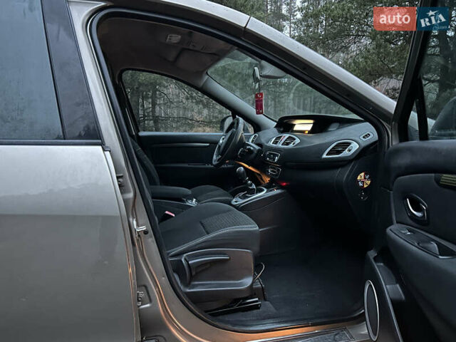 Серый Рено Гранд Сценик, объемом двигателя 1.6 л и пробегом 170 тыс. км за 6999 $, фото 28 на Automoto.ua