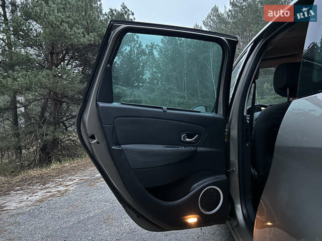 Серый Рено Гранд Сценик, объемом двигателя 1.6 л и пробегом 170 тыс. км за 6999 $, фото 24 на Automoto.ua