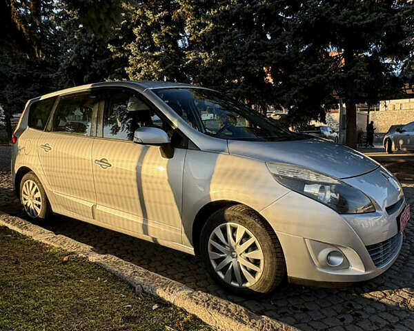 Сірий Рено Гранд Сценік, об'ємом двигуна 2 л та пробігом 216 тис. км за 6900 $, фото 39 на Automoto.ua
